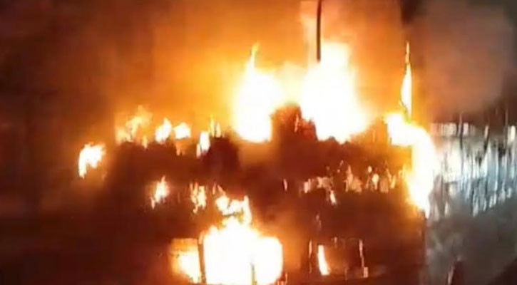 সৌদি আরবে উমরাহযাত্রী বহনকারী একটি বাসের সঙ্গে ট্যাঙ্কারের সংঘর্ষে কমপক্ষে ৪২ জন ভারতীয় নাগরিকের মৃত্যু