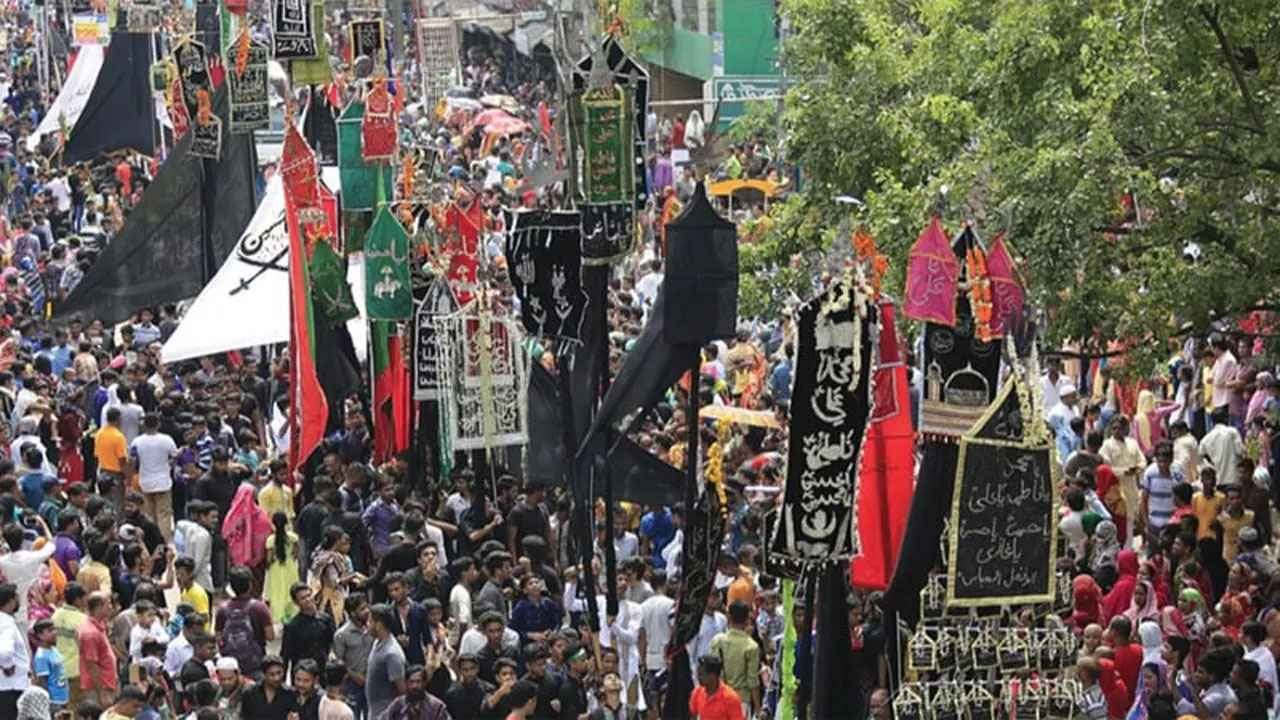ঢাকার ঐতিহাসিক হোসেনী দালান থেকে শিয়া সম্প্রদায়ের ঐতিহ্যবাহী তাজিয়া মিছিল বের করা হয়েছে