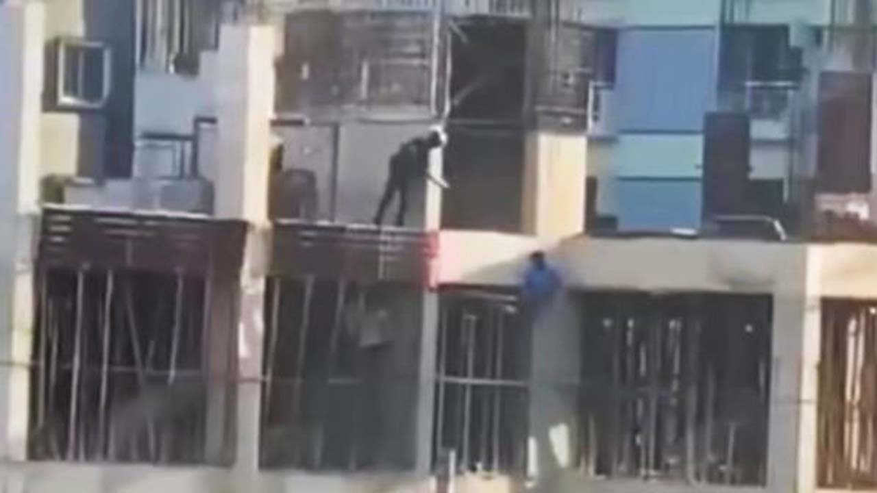 রামপুরায় ছাদের কার্নিশে ঝুলে থাকা তরুণকে গুলিকরে ২ জনকে হত্যা: সাবেক ডিএমপি কমিশনারসহ ৩ পুলিশের মৃত্যুদণ্ড