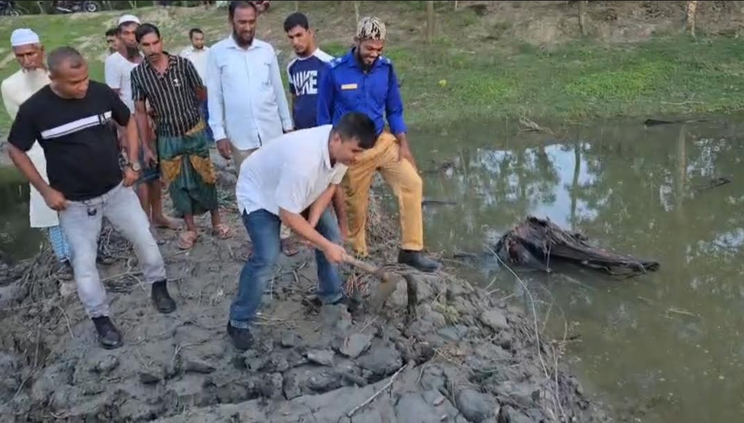 কলাপাড়ায় খালের বাঁধ অপসারণ, রক্ষা পেল গোলগাছে বাগান